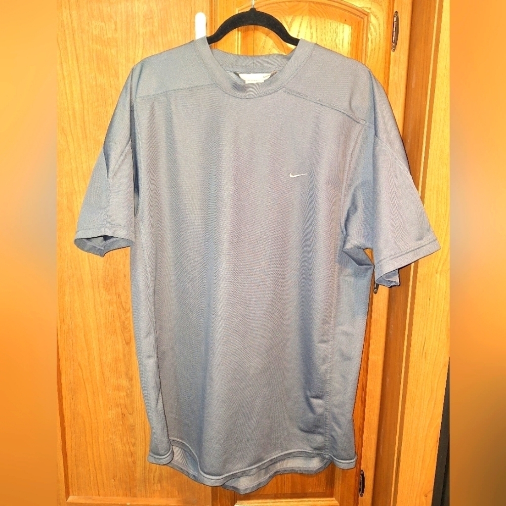 A Nike Short Sleeve Polo In A Mens Size Xl. Pre-Loved In Great Condition.